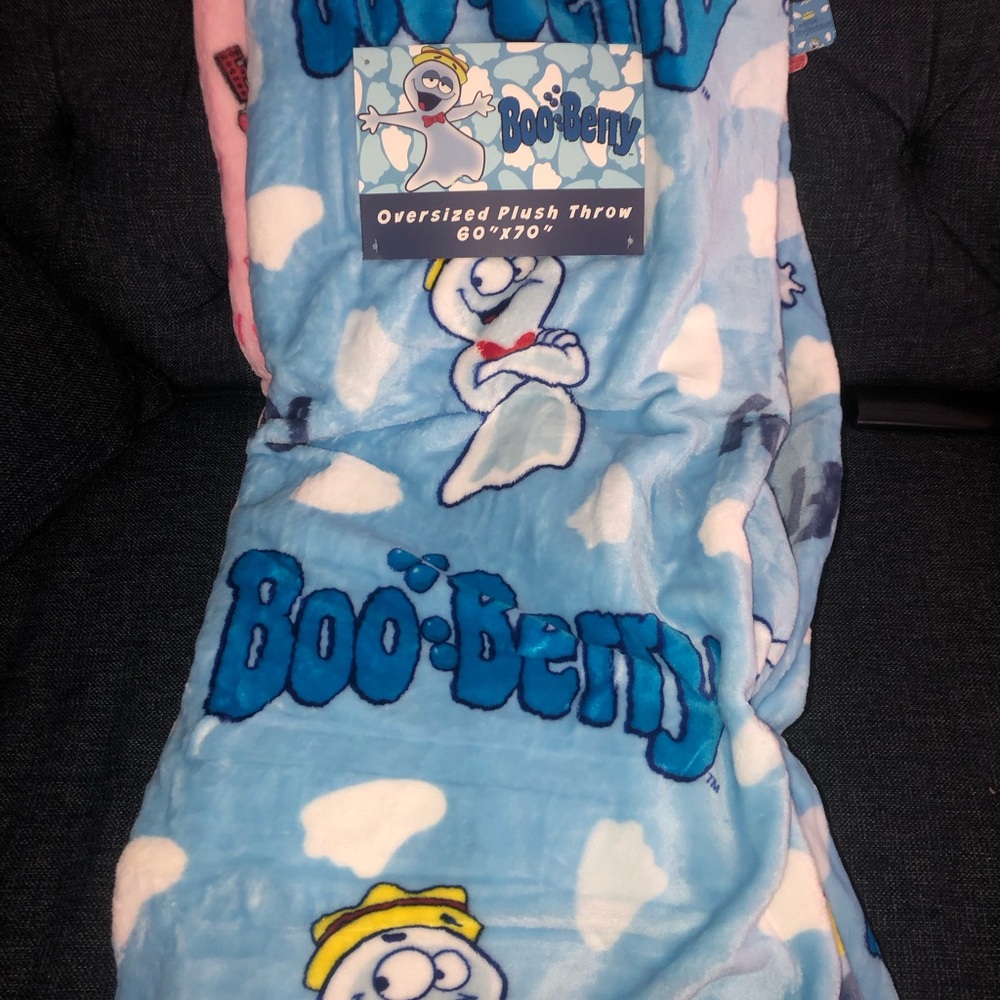 💙 Boo Berry oversized plush throw blanket